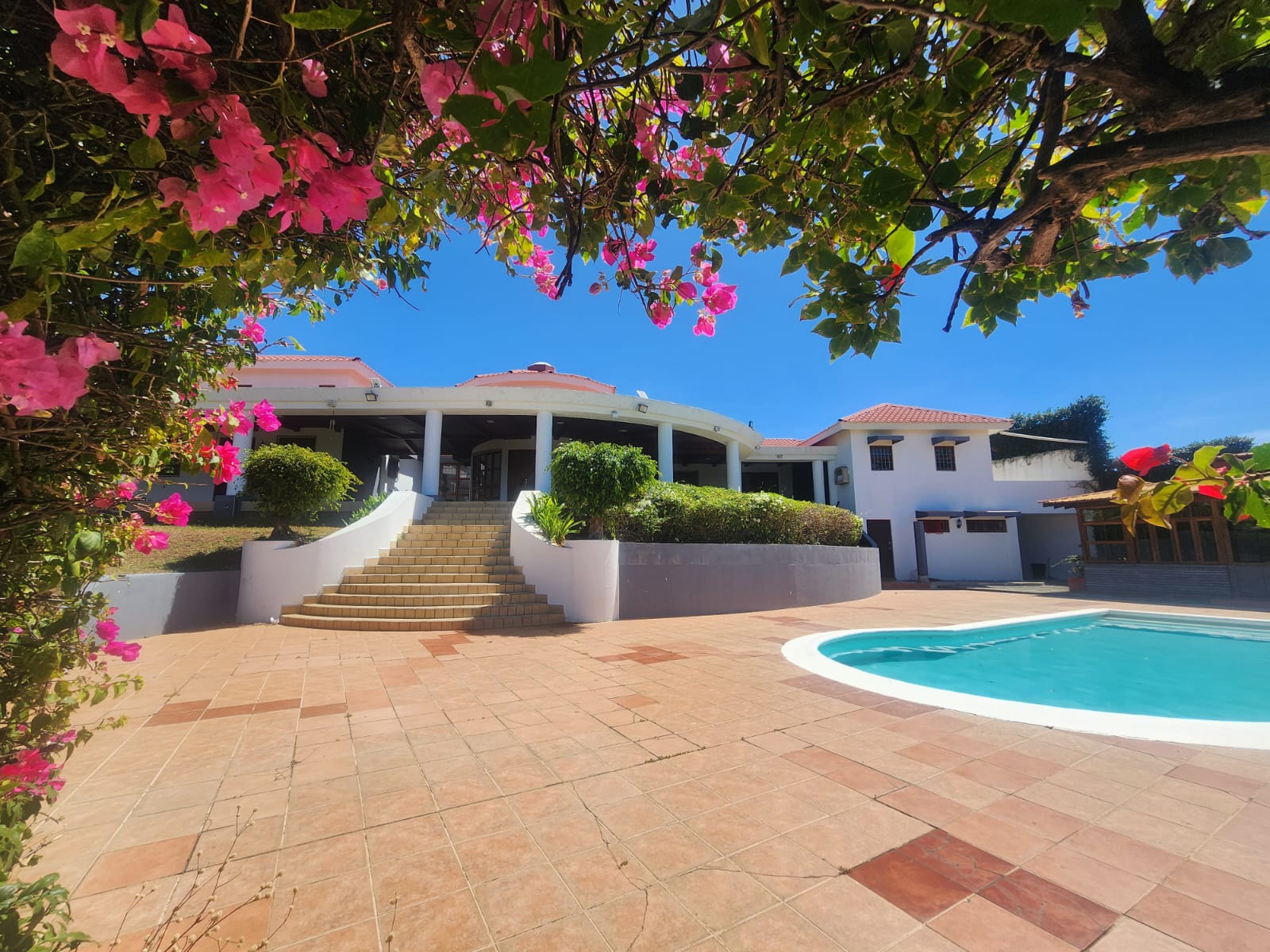 CARRETERA SUR. ESPECTACULAR CASA CON VISTA Y PISCINA EN ALQUILER