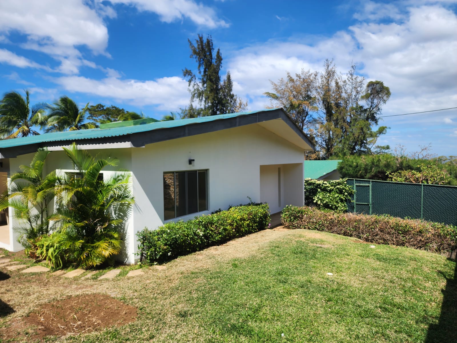 KM 11.5 CARRETERA SUR. BONITA CASA MODERNA CON PORTON ELÉCTRICO EN ALQUILER