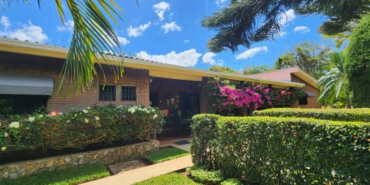 KM 10.5 CARRETERA SUR. HERMOSA CASA ESTILO COLONIAL EN TERRENO DE 2,019.64 VR2 EN VENTA