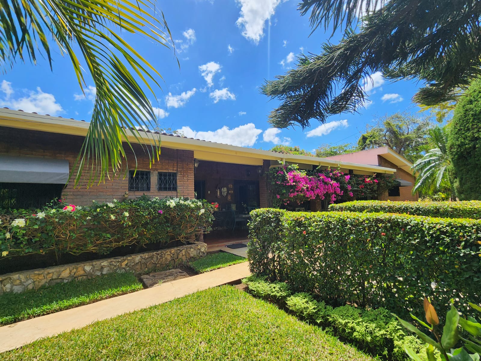 KM 10.5 CARRETERA SUR. HERMOSA CASA ESTILO COLONIAL EN TERRENO DE 2,019.64 VR2 EN VENTA