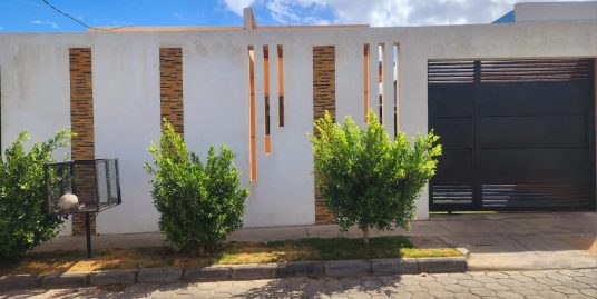 KM 10 CARRETERA NUEVA A LEÓN. BONITA CASA MODERNA EN RESIDENCIAL EN ALQUILER