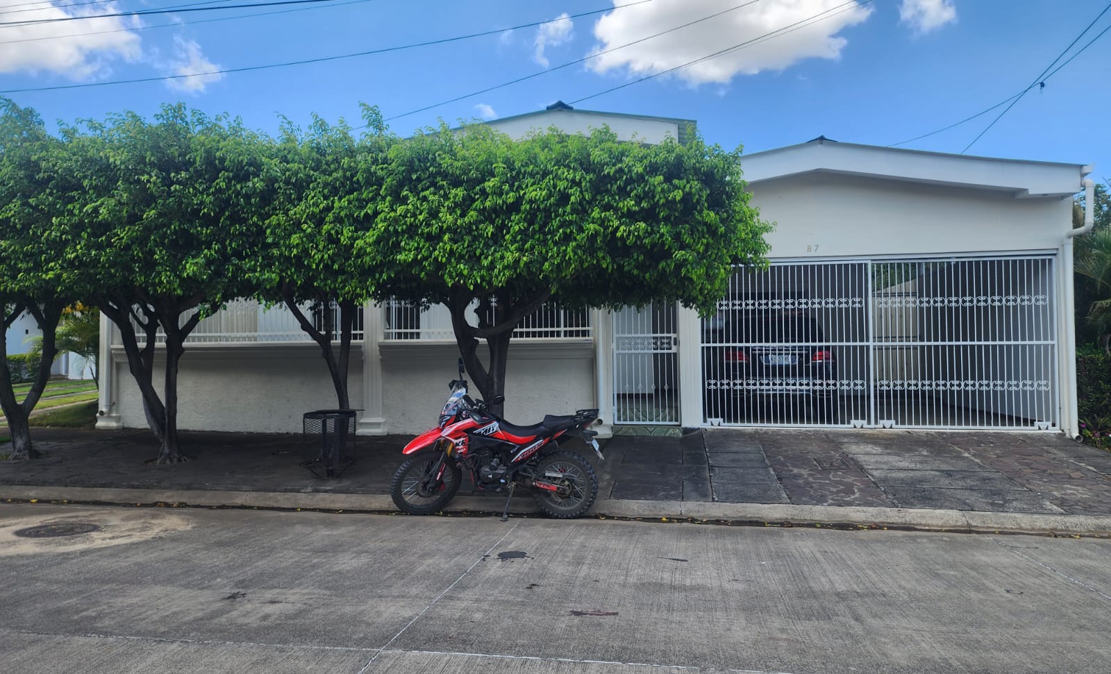 CARRETERA VIEJA A LEÓN. BONITA CASA EN RESIDENCIAL EN VENTA.