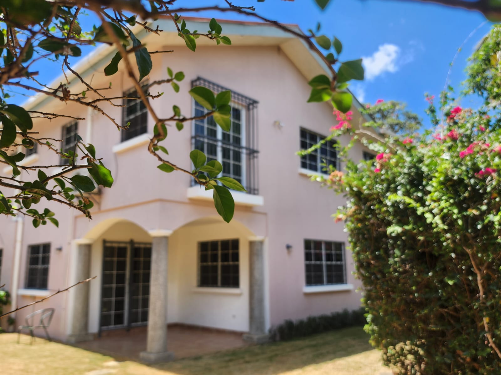 🏡 CARRETERA SUR. LINDO APARTAMENTO SEMI AMUEBLADO CON EXCELENTE UBICACIÓN EN ALQUILER🌿