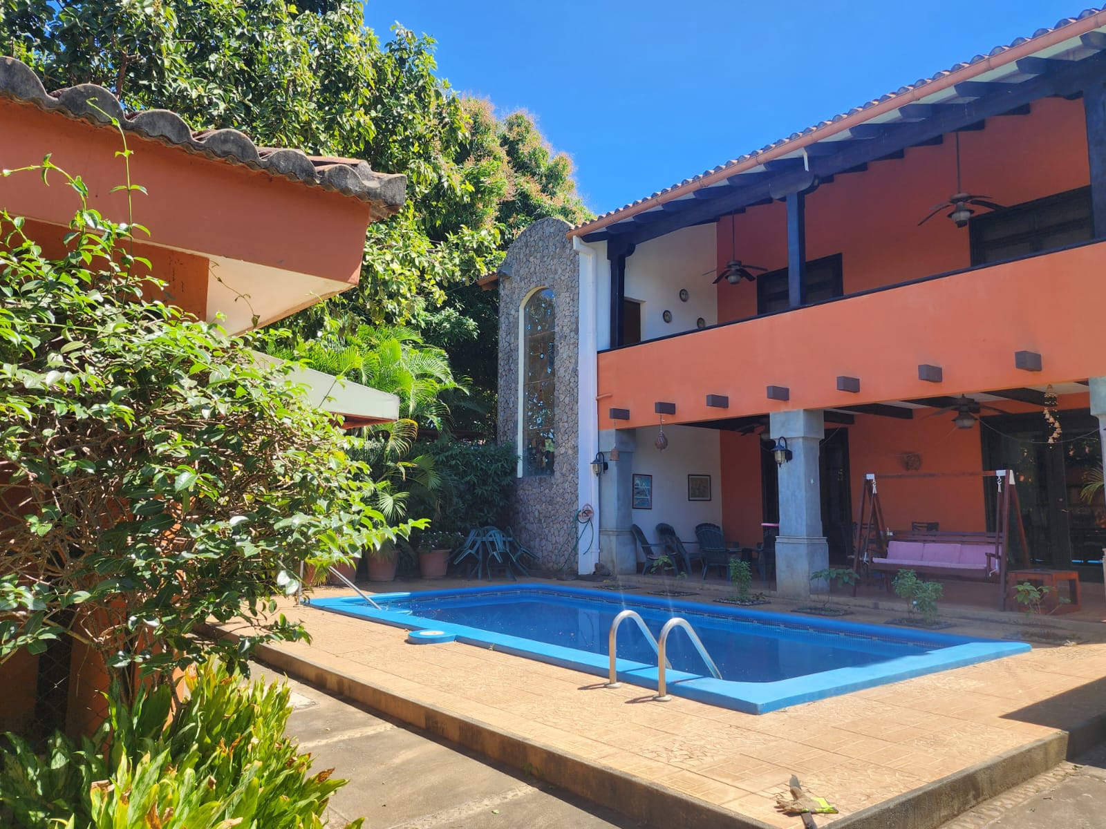 CARRETERA SUR.  DOS LINDOS APARTAMENTOS EN I Y  II NIVEL CON PISCINA EN RENTA