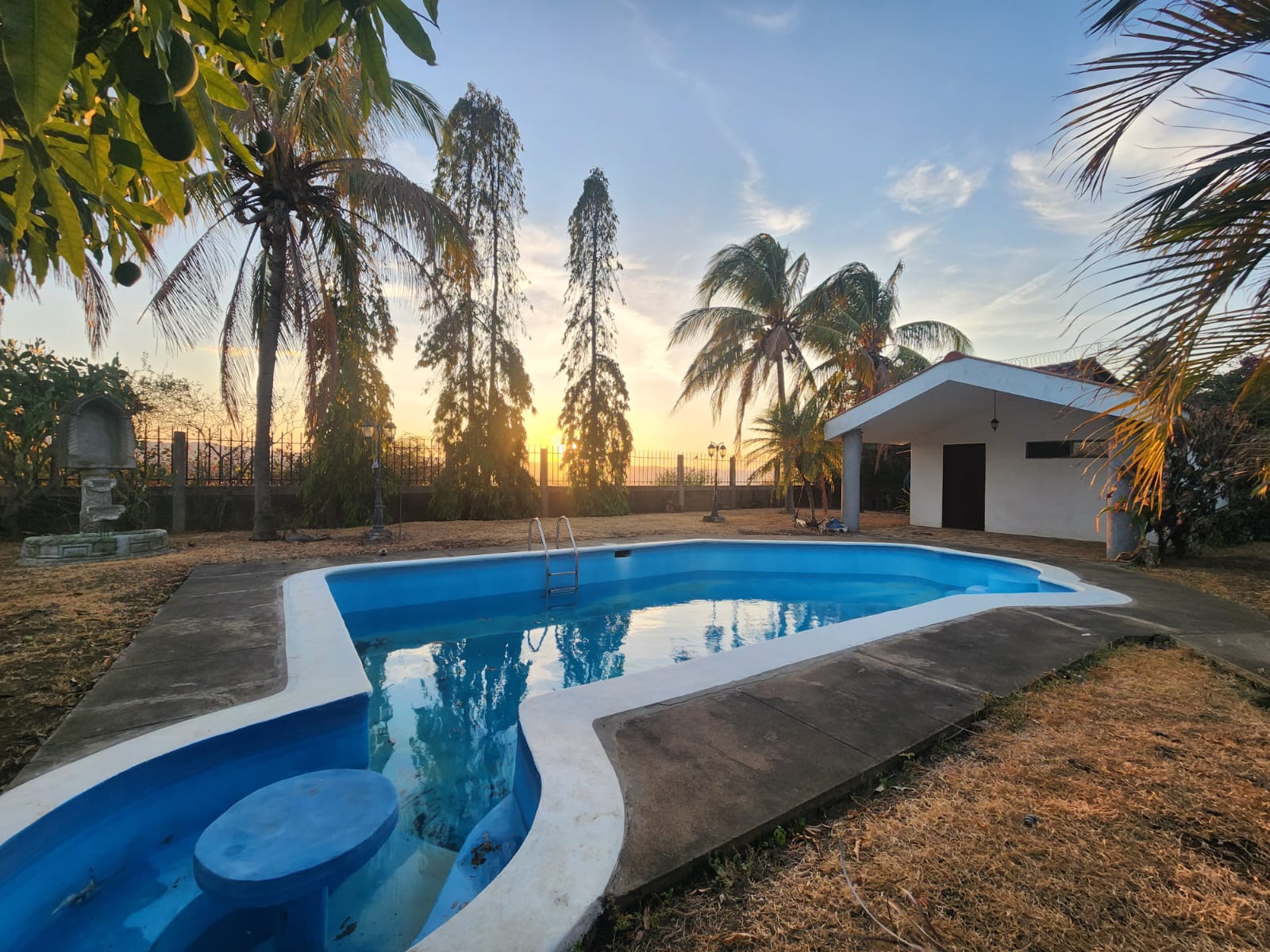 CARRETERA SUR. ALQUILA HERMOSA CASA CON PISCINA EN RESIDENCIAL